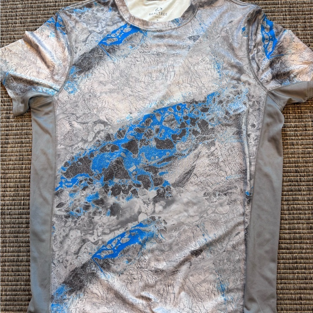Realtree Men’s Gray and Blue Short Sleeve Fishing Tee